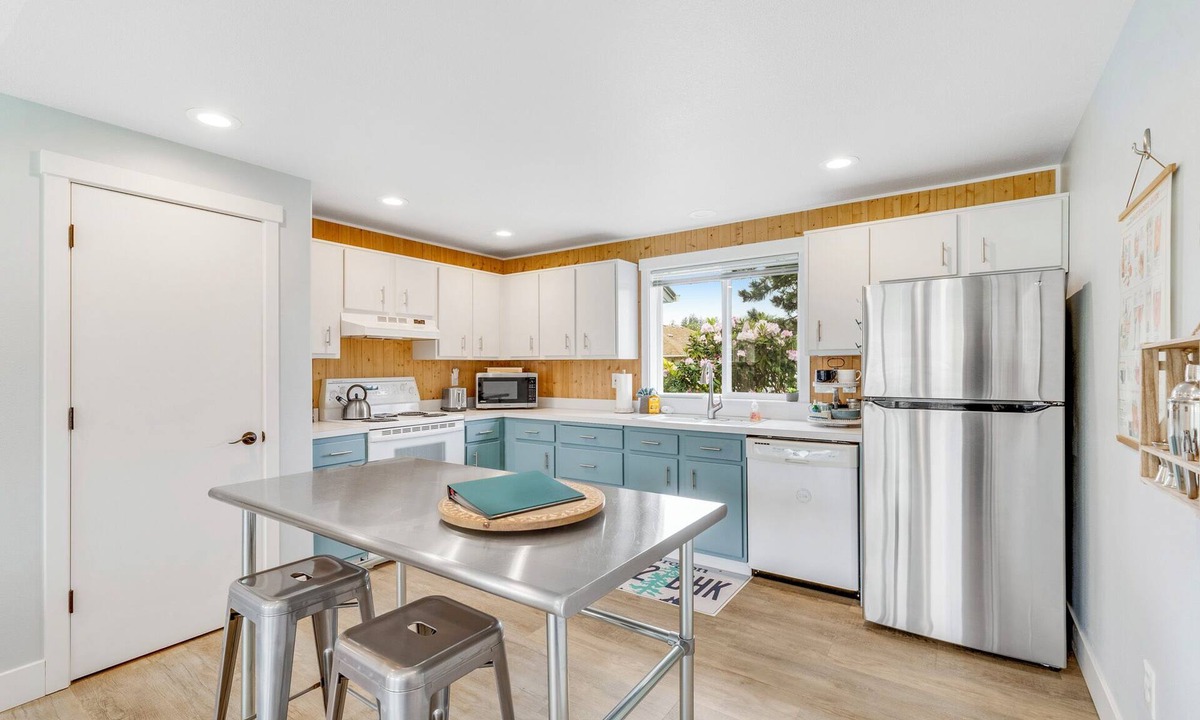 Nehalem Cottage | Your Cozy Beach Stay - Kid, Dog & Wheelchair Friendly