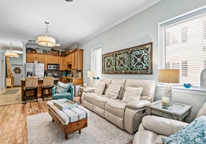 2nd-floor condo with balcony, outdoor pool, bikes, outdoor shower, grills & AC