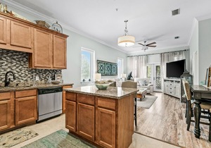 2nd-floor condo with balcony, outdoor pool, bikes, outdoor shower, grills & AC