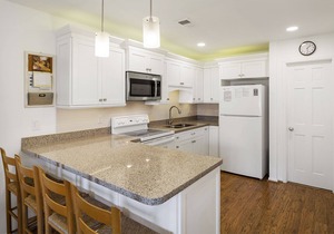 Beachwood Villas 5E - Heated Community Pool, Tennis Courts, Steps to the Beach!