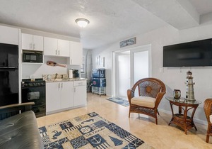 Beautiful Venetian Shores canal home with dockage!