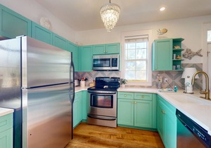 Dog-friendly bungalow with on-site pool, hot tub, free WiFi, and washer/dryer
