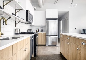 Generous River North 1BR w/Gym, Rooftop walk to L and Parks, by Blueground