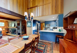 Inviting & comfortable Black Butte home with hot tub, pool, tennis & basketball