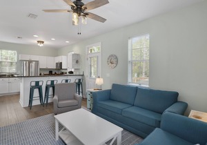 Lake Front ~ Community Pool ~ Hot Tub ~ Walk to the Beach