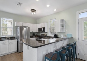 Lake Front ~ Community Pool ~ Hot Tub ~ Walk to the Beach