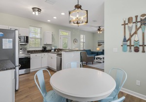 Lake Front ~ Community Pool ~ Hot Tub ~ Walk to the Beach