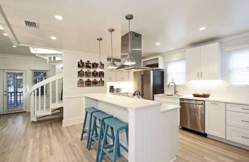 Seaside House | Amazing Seaside home! 2 King Primaries, Steps to Beach, Town + 2 Adult Bikes