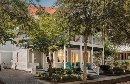 Greenway Park House | NEW! Fall Break OPEN 4 BR, Pool, Bikes & close to shopping & beach
