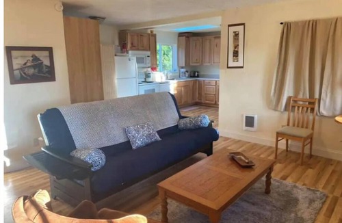 Long Beach Cabin | .08 mi walk to the beach, fully equipt home, wifi, quiet neighborhood.