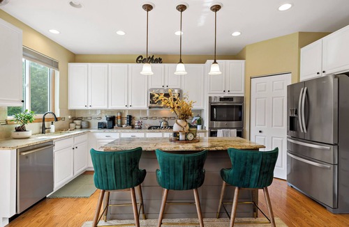 Gurnee House | 1/2 Acre Retreat: 100" TV, Open layout Navy Base and Six Flags Great America