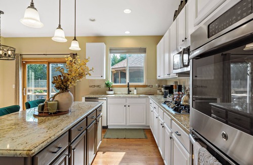 Gurnee House | 1/2 Acre Retreat: 100" TV, Open layout Navy Base and Six Flags Great America