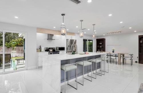 Central Naples House | 1.5 miles 5 min 🚗 to beaches, King Beds, BBQ, Nintendo Switch 🎮, Pet friendly 🐶.
