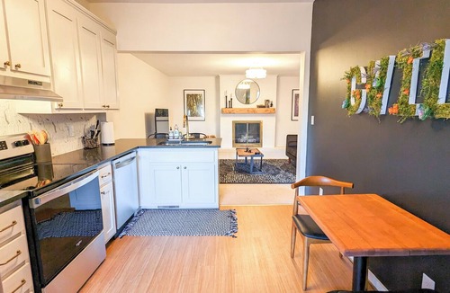 Pettigru Street Historic District Apartment | 1 bedroom apt, Steps from Swamp Rabbit Trail, 15 minute walk to Main st.
