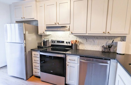 Pettigru Street Historic District Apartment | 1 bedroom apt, Steps from Swamp Rabbit Trail, 15 minute walk to Main st.
