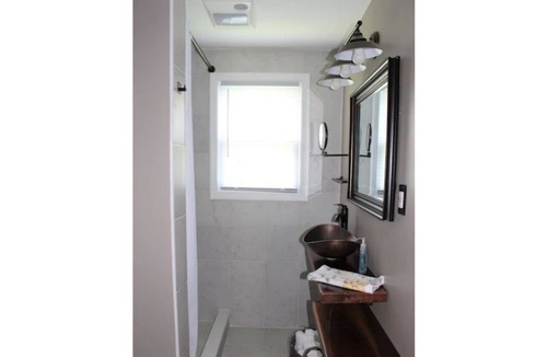 Tazewell House | 1 BR located on the first level within walking to Main St and area attractions.