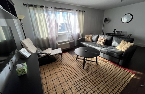 Cedar Rapids Apartment | 1 King Bed 1 Bath Apartment Steps to Paramount Theatre Downtown Cedar Rapids
