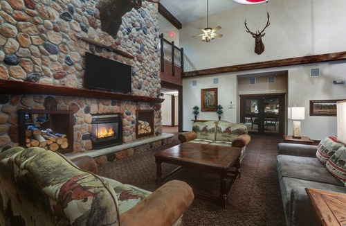 Sioux City Hotel | 1 King Bed | Central Location | Rustic Theme Suite, w/Whirlpool in Stoney Creek