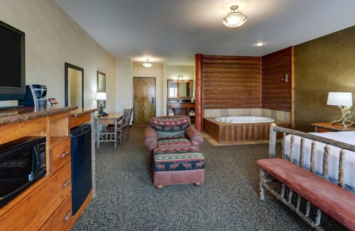Sioux City Hotel | 1 King Bed | Central Location | Rustic Theme Suite, w/Whirlpool in Stoney Creek