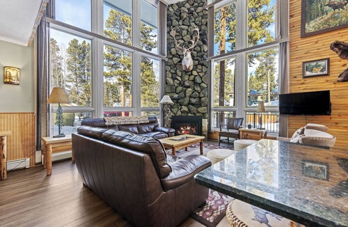 Warrior's Mark House | 1 mi to town, bikable neighborhood, free shuttle route, 3 King beds