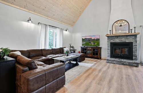 Friendship House | 10-Acre Property w/Fire Pit & Grill in Arkdale!