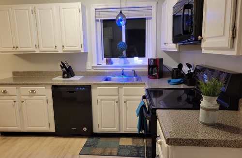 Peace Dale House | 10 min to all beaches! Above grnd pool! Sm dog friendly