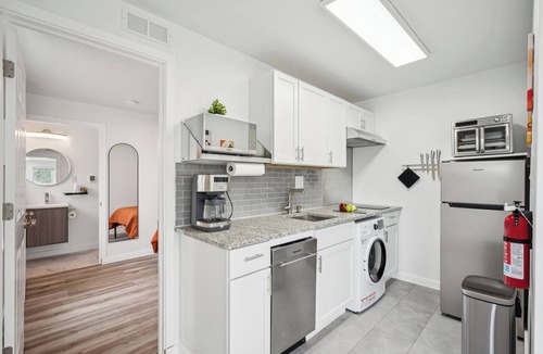 River Rouge Apartment | 15 min. to Detroit center - bathroom with floor heating - free curbside parking