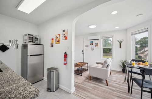 River Rouge Apartment | 15 min. to Detroit center - bathroom with floor heating - free curbside parking