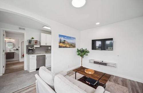River Rouge Apartment | 15 min. to Detroit center - bathroom with floor heating - free curbside parking