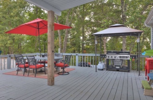Branson House | 16-Acre: MountainView-3 Decks-FirePit-Trampoline Game Rm. 10 min. Shows n Lake