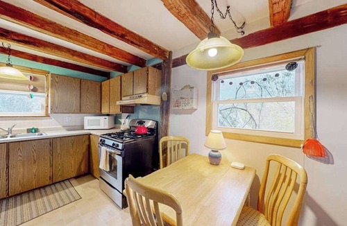 North Freedom House | 170 Year old countryside cottage with deck - Location near Devil's Lake