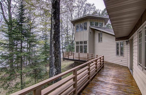 Hayward Cabin | 180 degree views -Watch eagles soar over Lost Land Lake from the deck
