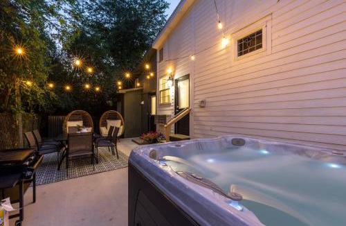 McArthur House | 1880s SchoolhouseHot TubFirepitHocking Hills