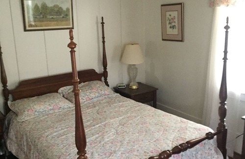 Mount Jackson House | 18th Century log Farm House in the heart of the Shenandoah wth all the comforts.