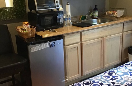 Downtown Riverside House | 1910 Craftsman style home / studio across RCC walking distance to Mission inn