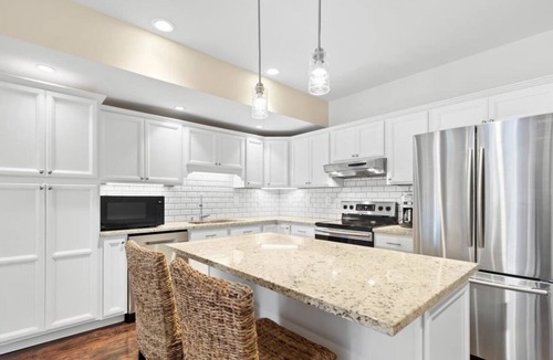 Cedar Mountain Apartment | 2/2 bath large private apartment , eat in kitchen living room, gym & laundry