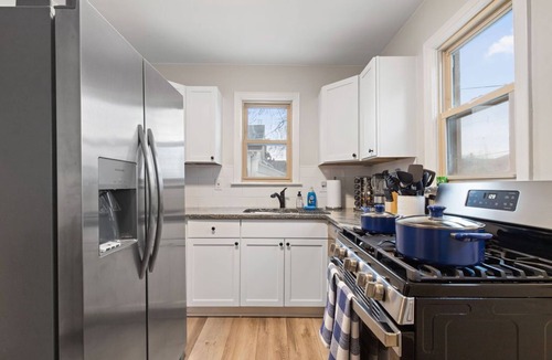 Wyandotte House | 2 BD Home Fast Wi-Fi Wyandotte/Detroit Rivern