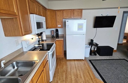 Iowa City Apartment | 2 Bed 1 Bath Basement Apt 13 Minute Walk to Kinnick Stadium and UI West Campus