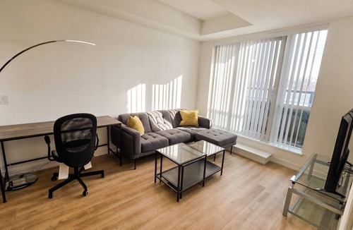 Harwood Condo | 2 Bed Modern Sunny Condo Great Location + Gym!