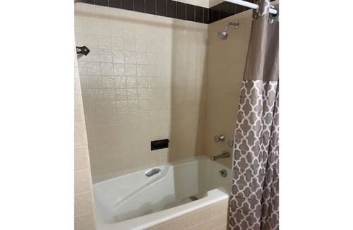 Manitowoc House | 2 Bedroom 1 Bathroom Townhome In Manitowoc
