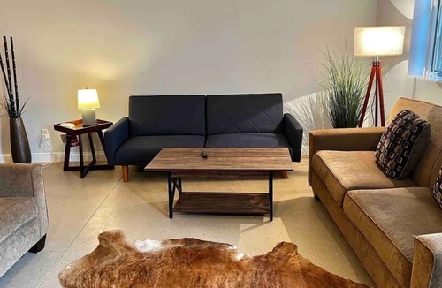 Lansing Apartment | 2 bedroom apartment 1 mile from Mississippi!