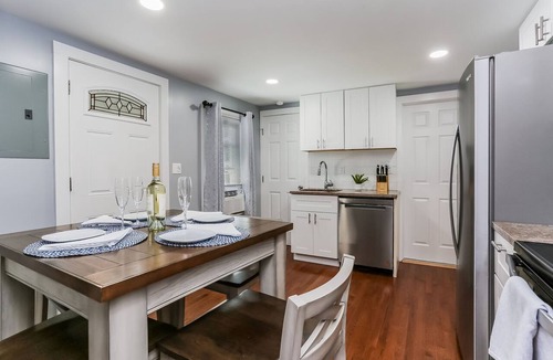 Bristol Apartment | 2 BEDROOM APARTMENT IN BRISTOL NEAR PLAINVILLE