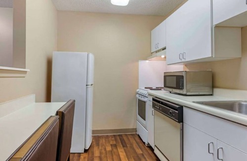 Jeffersontown Hotel | 2 Charming Rooms Perfect for Family or Group Getaways | Free Parking
