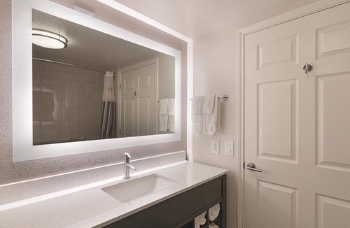 Arlington Hotel | 2 Full Beds w/Sleeper Sofa, La Quinta Inn, Free Shuttle to Six Flags, 2 Units