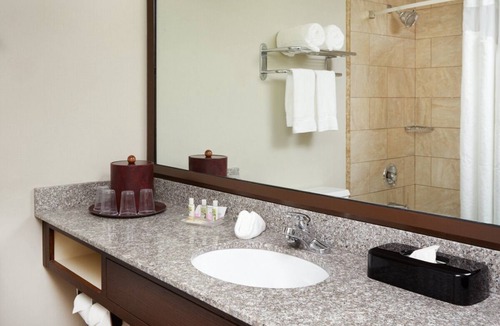 Matteson House | 2 Great Units, Free Parking, Dining, Minutes to Hollywood Casino Amphitheater!