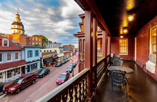 Historic District Hotel | 2 Historic Ambiance Stays for Perfect Getaways | Pets Are Allowed