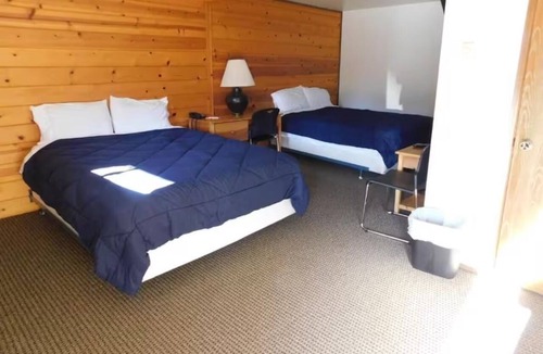 Packwood Hotel | 2 Queen Suite w/Kitchenette near Packwood Lake Trailhead | Perfect for Skiers