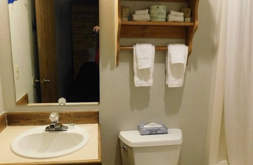 Packwood Hotel | 2 Queen Suite w/Kitchenette near Packwood Lake Trailhead | Perfect for Skiers