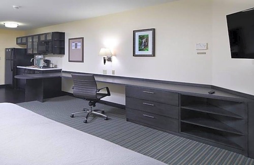 Yorkshire Hotel | 2-Star Hotel ∙ Candlewood Suites - Newark South - University Area, an IHG Hotel