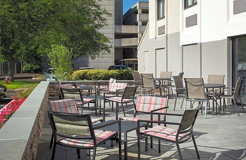 Warwick Hotel | 2-Star Hotel ∙ Fairfield Inn & Suites by Marriott Providence Airport Warwick